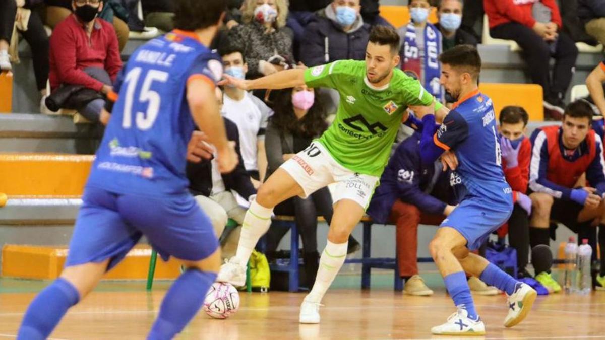 Marlon trata de proteger el balón ante un rival.