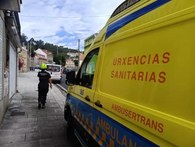 Dos heridos en un accidente múltiple entre tres vehículos en Ribeira
