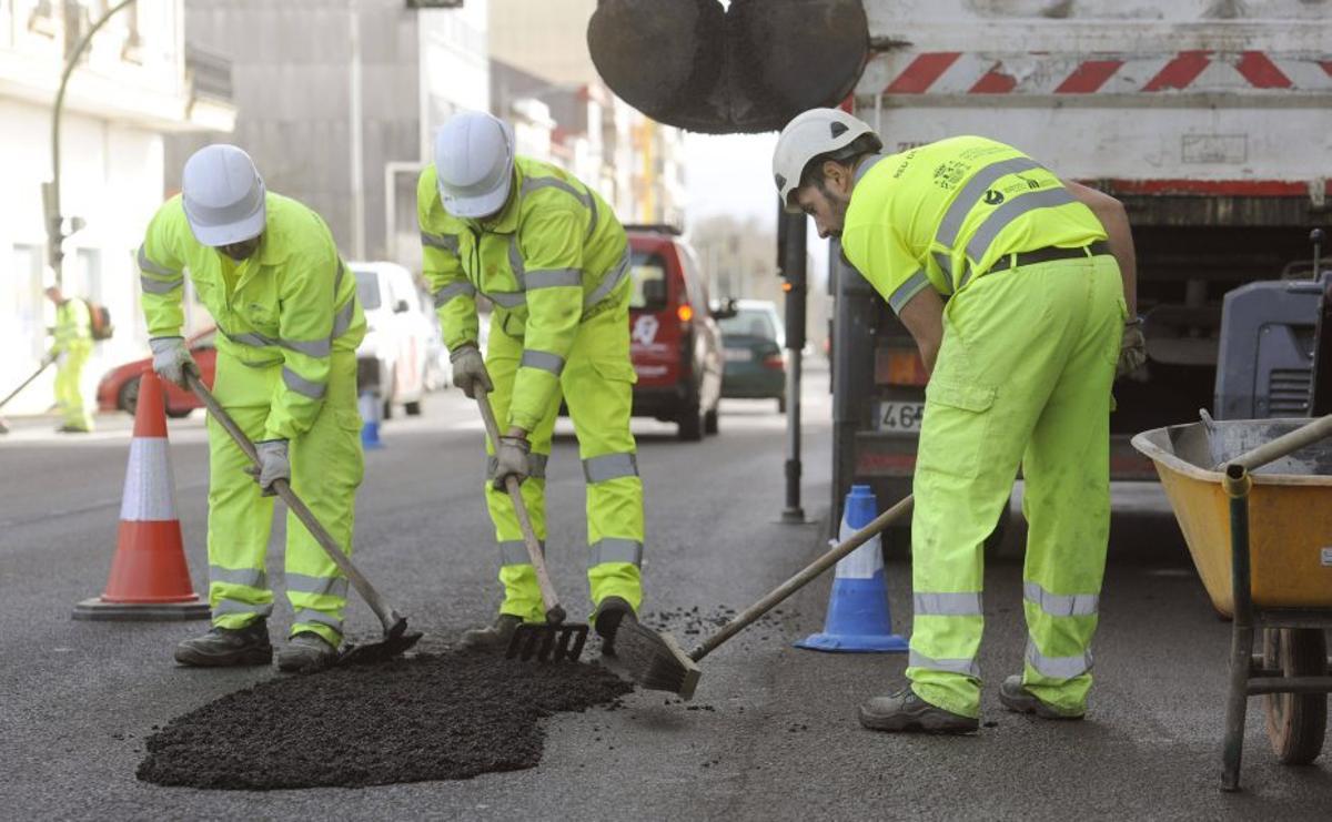 Bacheos en la N-640 a su paso por A Estrada | BERNABÉ/JAVIER LALÍN