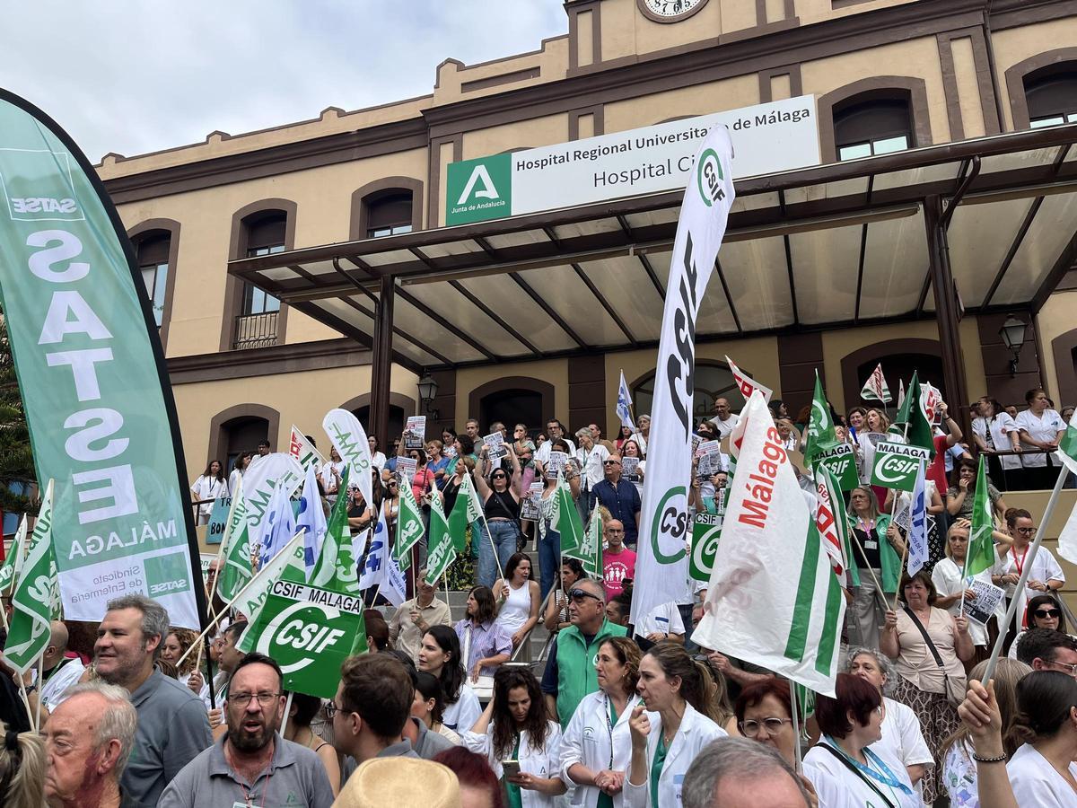 Concentración en el Hospital Civil de Málaga por las nuevas tarifas del parking provisional.