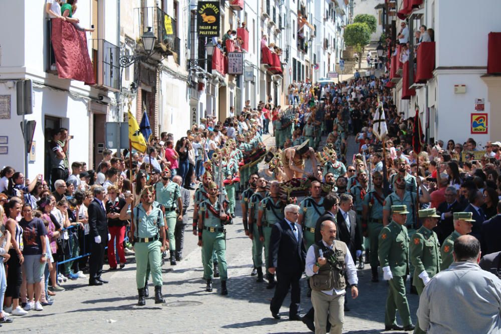 Entre una multitud de devotos se ha iniciado el Miércoles Santo de Antequera, en el que el Tercio Gran Capitán 1º de la Legión de Melilla ha realizado el ya traslado del Señor del Mayor Dolor