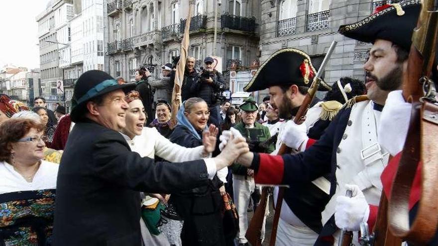 Caballero, Iglesias y Silva durante la representación en Praza da Princesa.