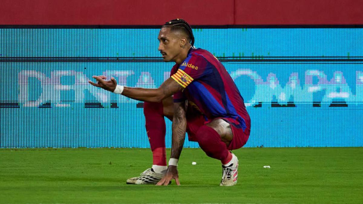 Raphinha celebra uno de sus goles en el Sevilla-Barça de LaLiga 2026/27