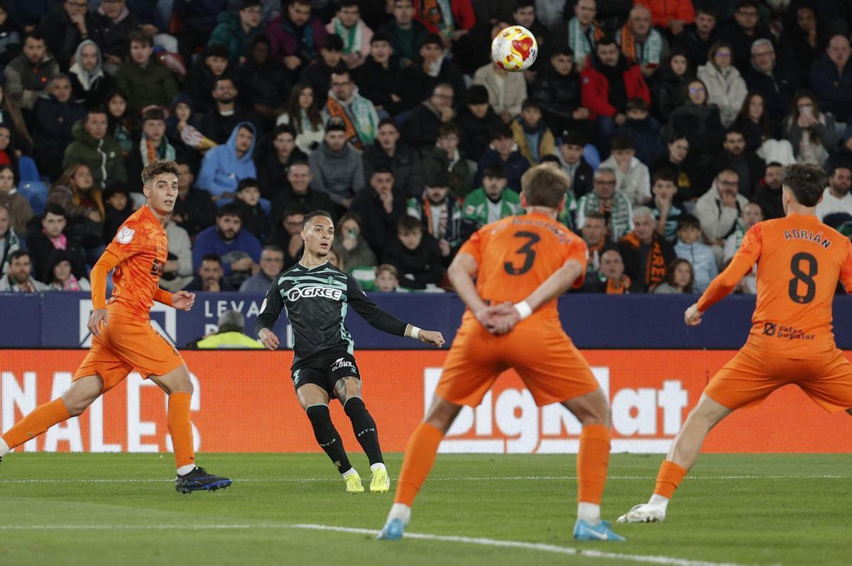 Antony Matheus dos Santos durante el Torrent-Betis de Copa del Rey en el Ciutat de València.