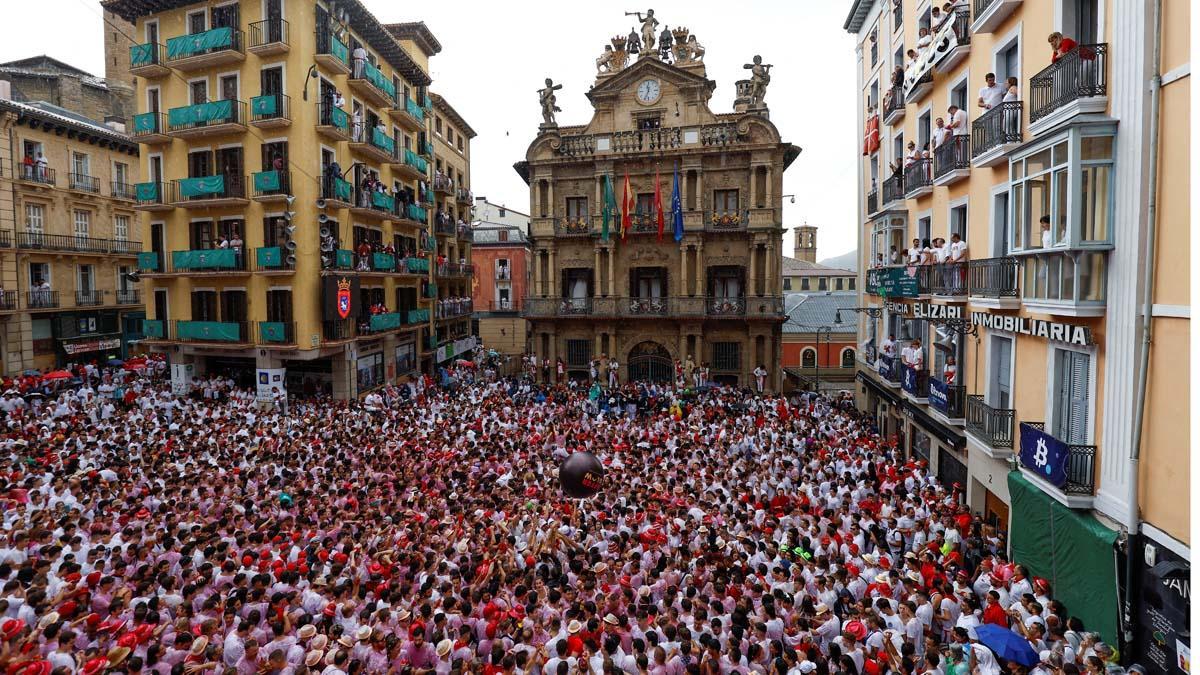 Los juerguistas se reúnen para la apertura del festival de San Fermín en Pamplona.