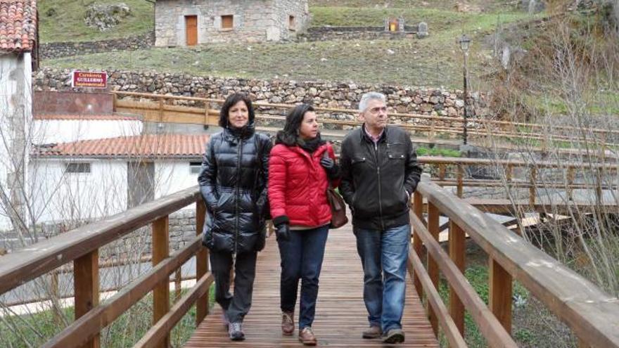 Fina Álvarez, María Jesús Álvarez y Belarmino Fernández, ayer, paseando por la ruta adaptada a discapacitados.