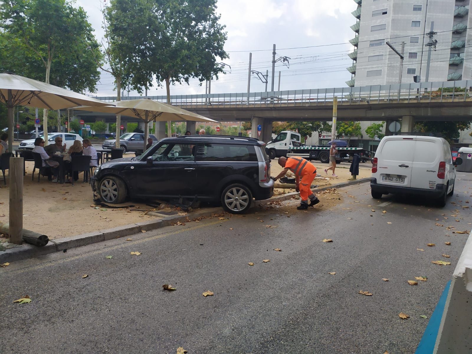 Un cotxe irromp en contra direcció a la plaça Poeta Marquina de Girona i deixa dos ferits