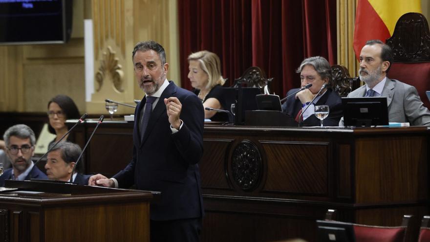 El conseller de Vivienda, José Luis Mateo, en una intervención en el Parlament Balear. | B. RAMON