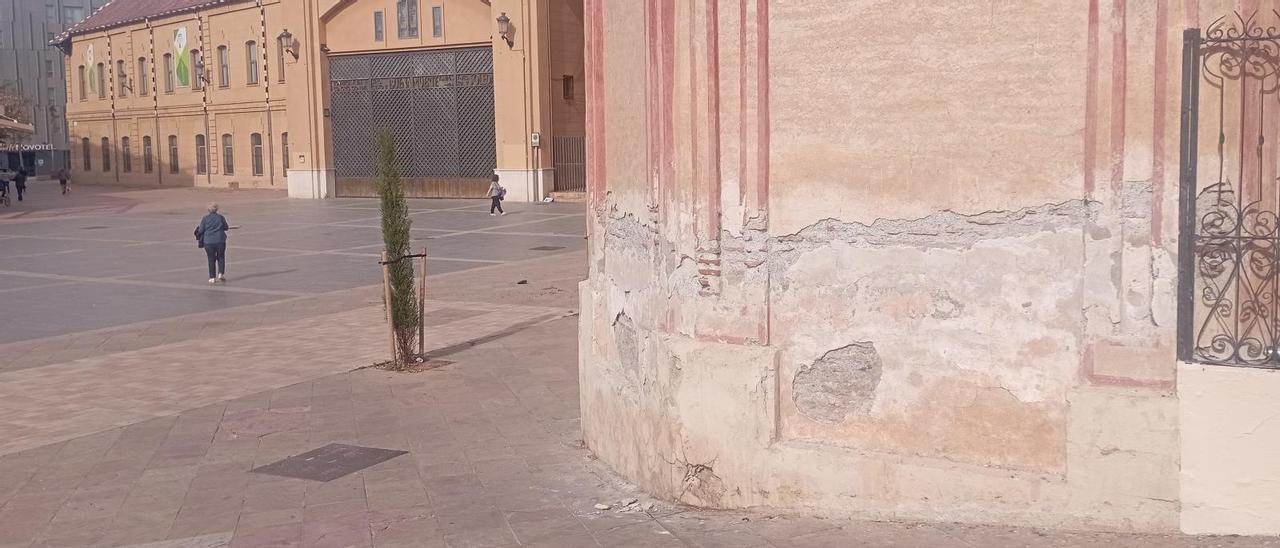 Detalle de los daños en el camarín de Santo Domingo, esta semana, con restos en el suelo.