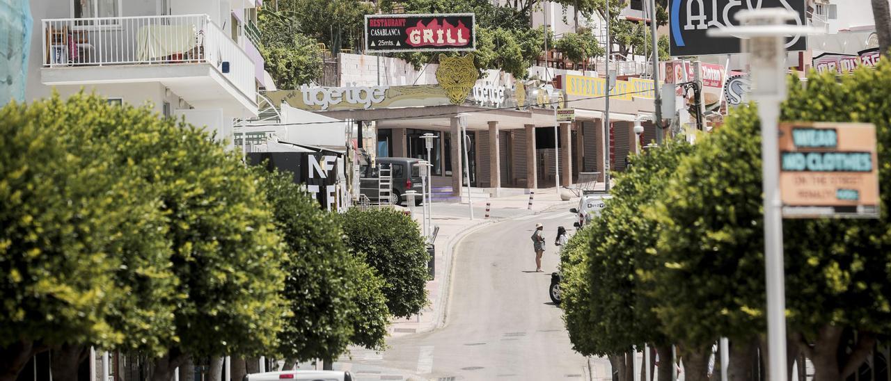 Una calle desierta en Magaluf.