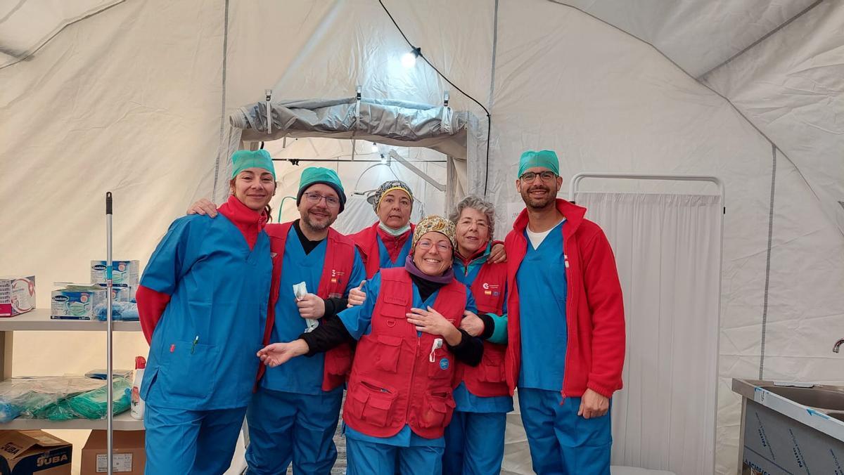 Concha Ruiz, segunda por la derecha, junto a otros compañeros que han trabajado junto a ella en el hospital de campaña de España en Turquía.
