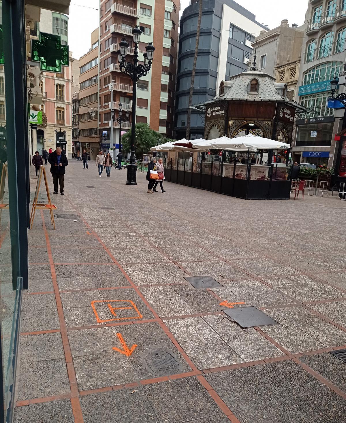 Imagen de este miércoles de la plaza de la Paz con el quiosco y las primeras señales que indican próximo comienzo de obras.