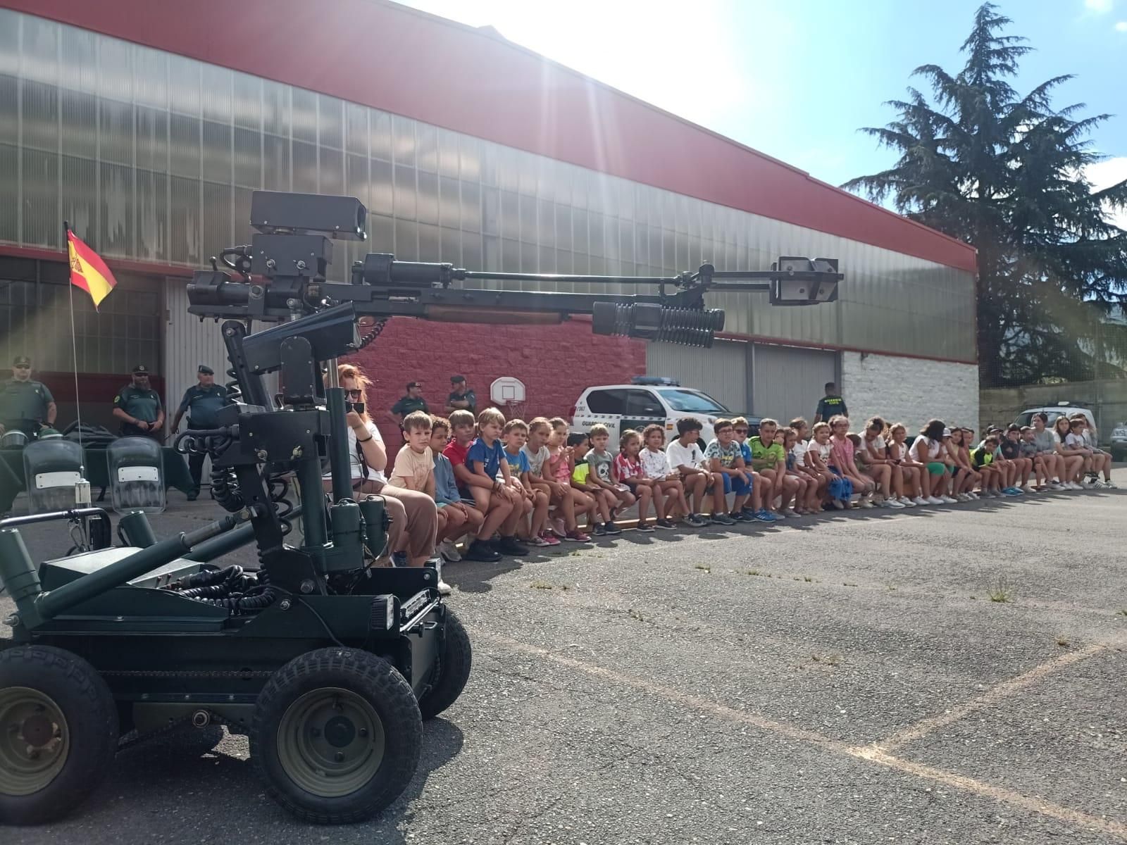 Demostración de la Guardia Civil en el colegio Elena Sánchez Tamargo de Laviana