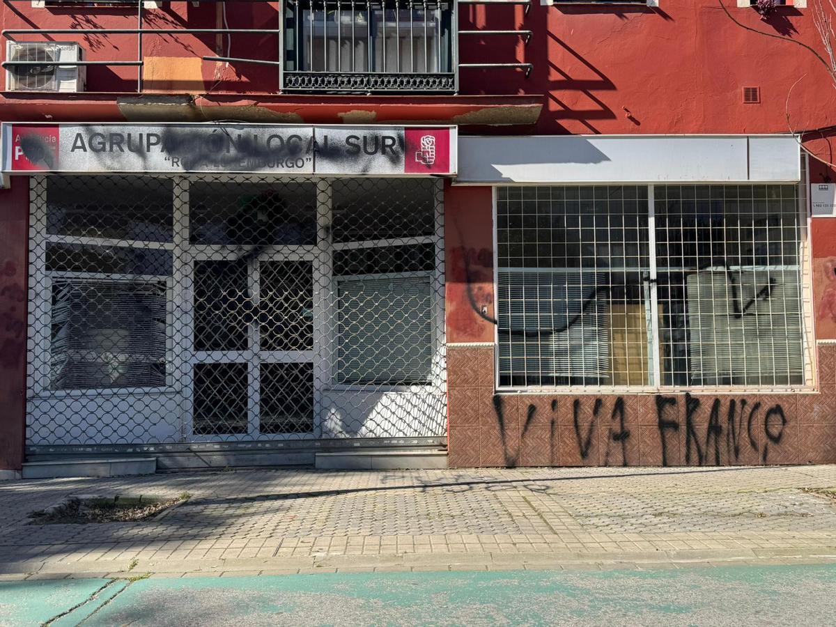 La Agrupación del PSOE en Sur con pintadas franquistas
