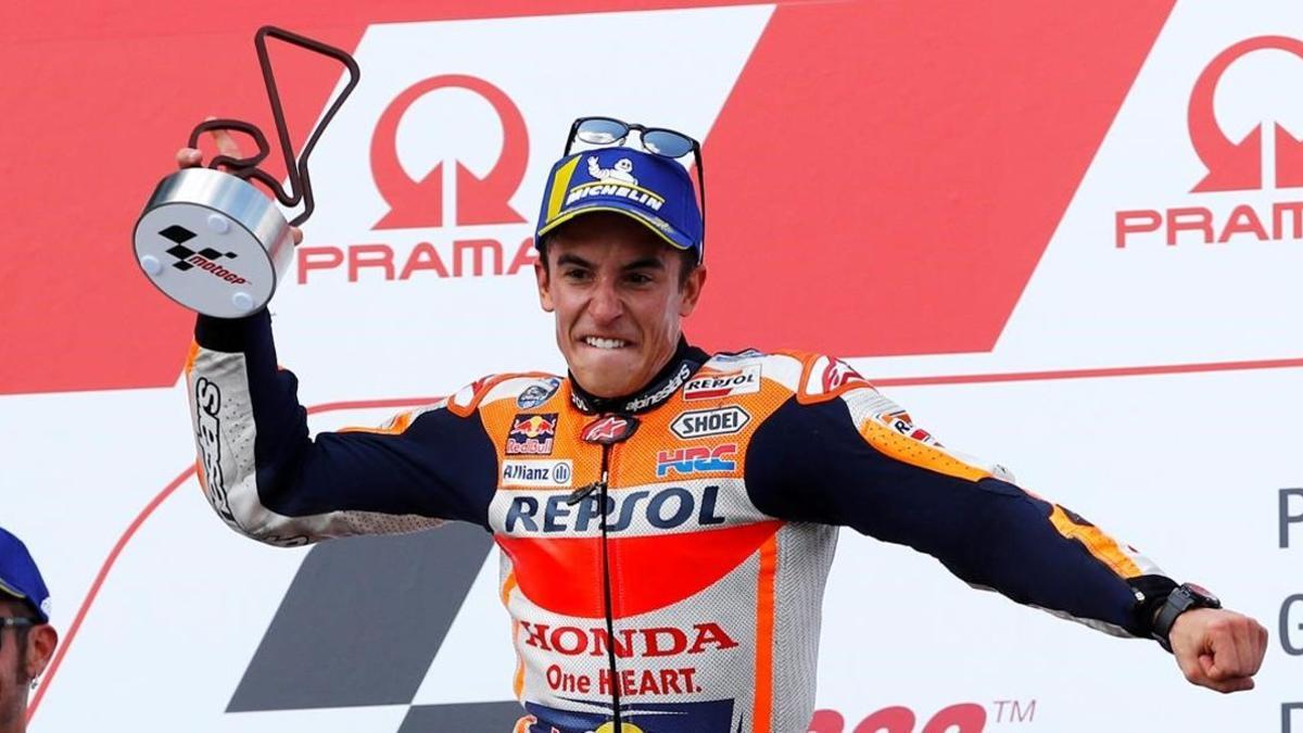 El catalán Marc Márquez (Honda) celebra, en el podio de Sachsenring, su último triunfo en Alemania.