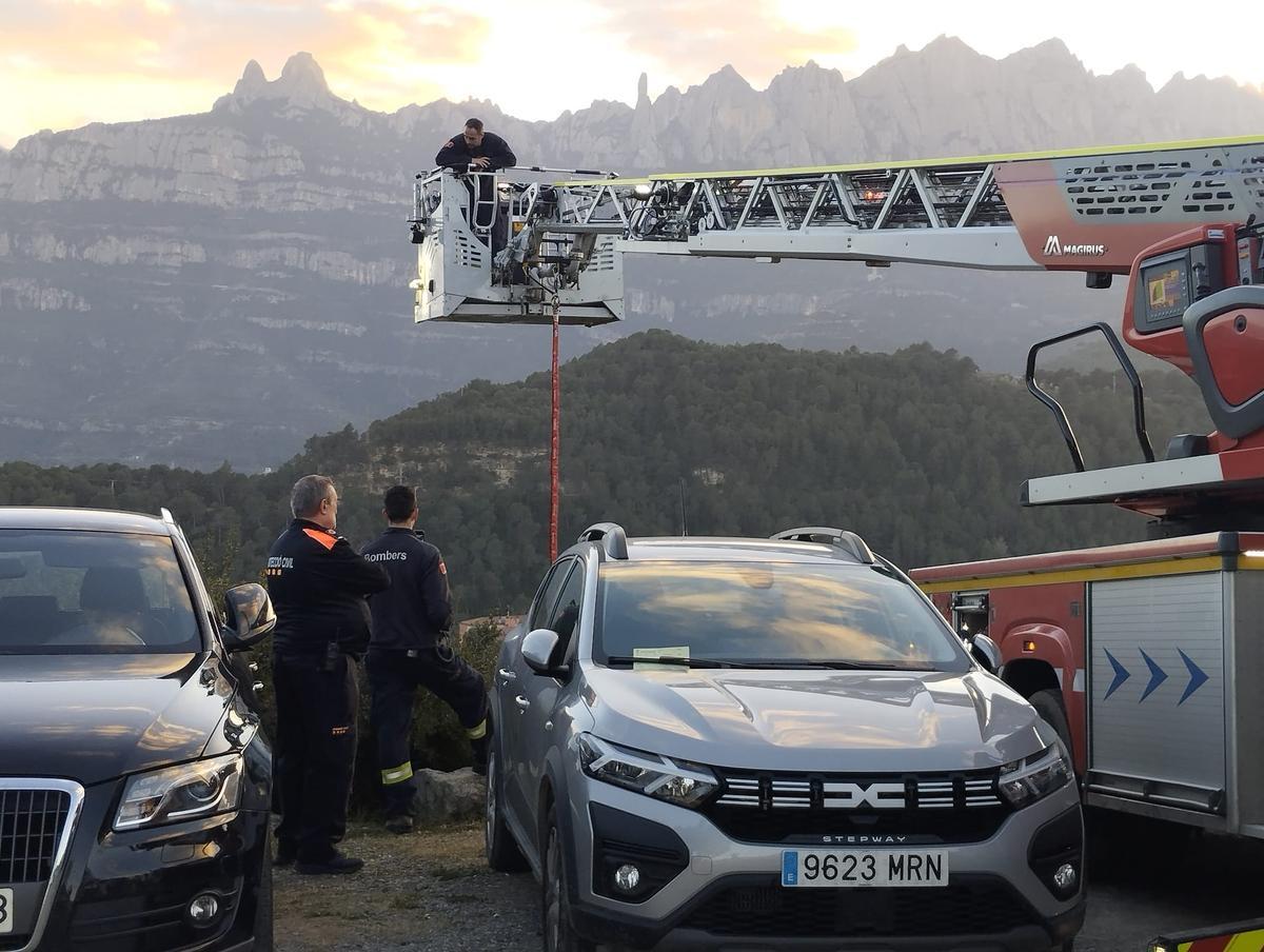 Els Bombers han desplegat el camió escala per a rescatar un home que ha caigut per un marge al Vilar de Castellbell
