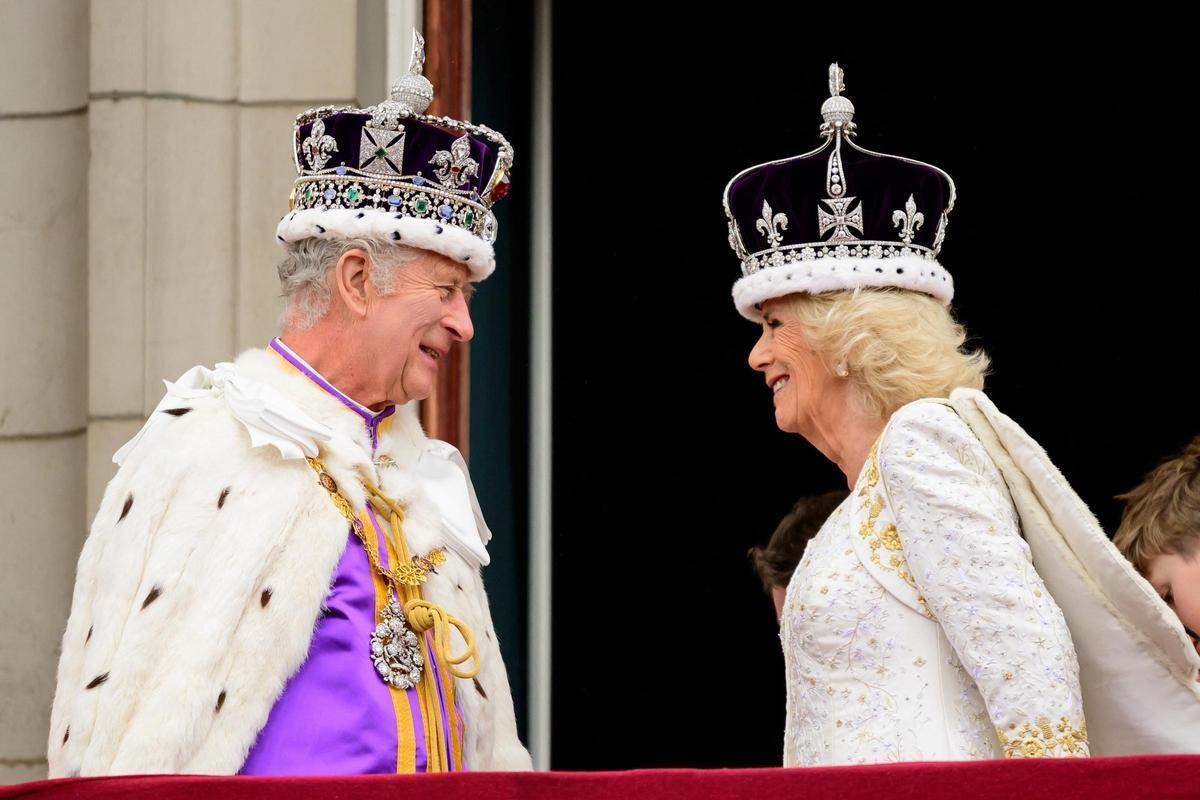 Carles III i la Reina Camilla saluden des del balcó del Palau de Buckingham durant els actes de la coronació.