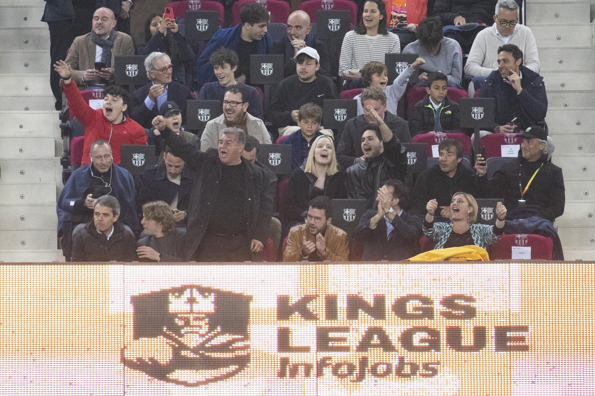 BARCELONA, 26/03/2023.- El presidente del FC Barcelona, Joan Laporta (3i) junto a el presidente de la Generalitat, Pere Aragonès (4d) en el palco antes de la final de la Kings League, una competición de Fútbol 7 transmitida en su totalidad por streaming que se celebra este domingo ante 90.000 espectadores en el Spotify Camp Nou, en Barcelona. EFE/Marta Pérez