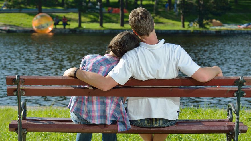 Pareja en la naturaleza.
