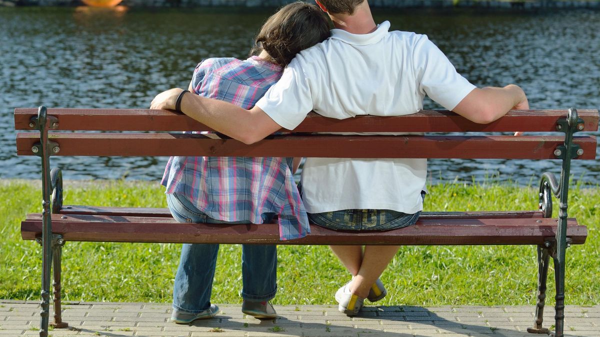 Pareja en la naturaleza.