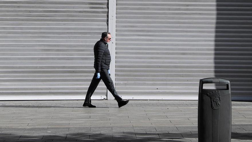 Un hombre camina en el centro de Madrid.