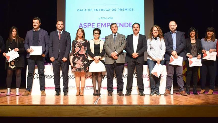 Los ganadores con los responsables municipales y de la Universidad Miguel Hernández sobre el escenario del Teatro Wagner