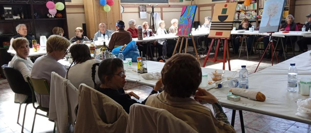 Una activitat veïnal al local de Cultura i Esbarjo del Guix