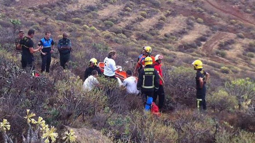 El personal de emergencias atiende al cazador en el lugar del accidente.