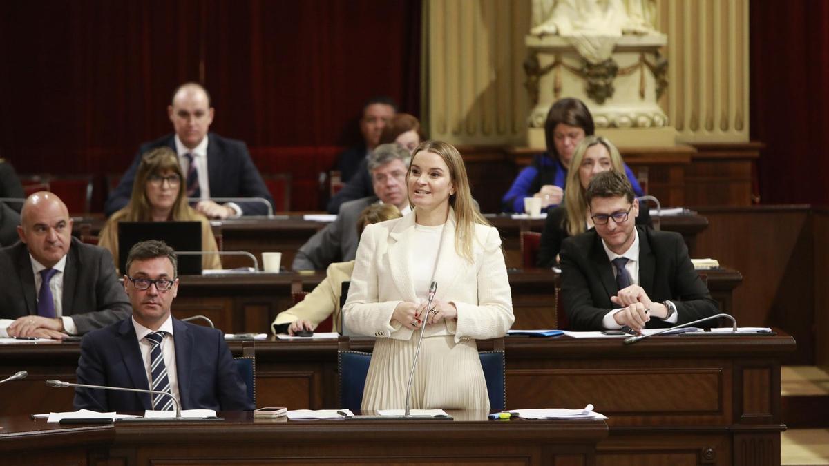 La presidenta del govern, Marga Prohens, durante el pleno celebrado esta mañana