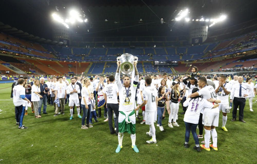 Los jugadores del Real Madrid celebran el título