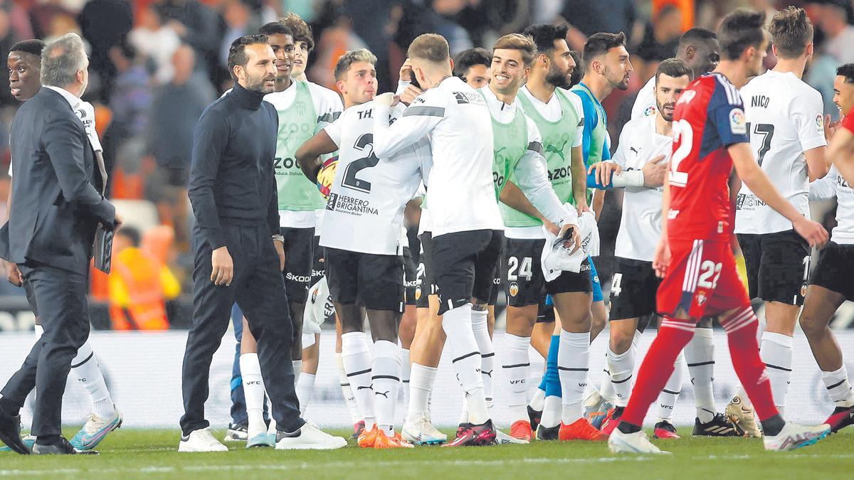Baraja y sus jugadores hacen piña tras la victoria sobre Osasuna