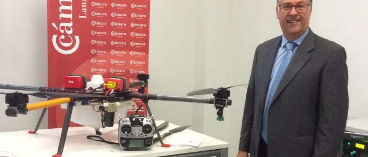José Luis García con uno de sus drones.