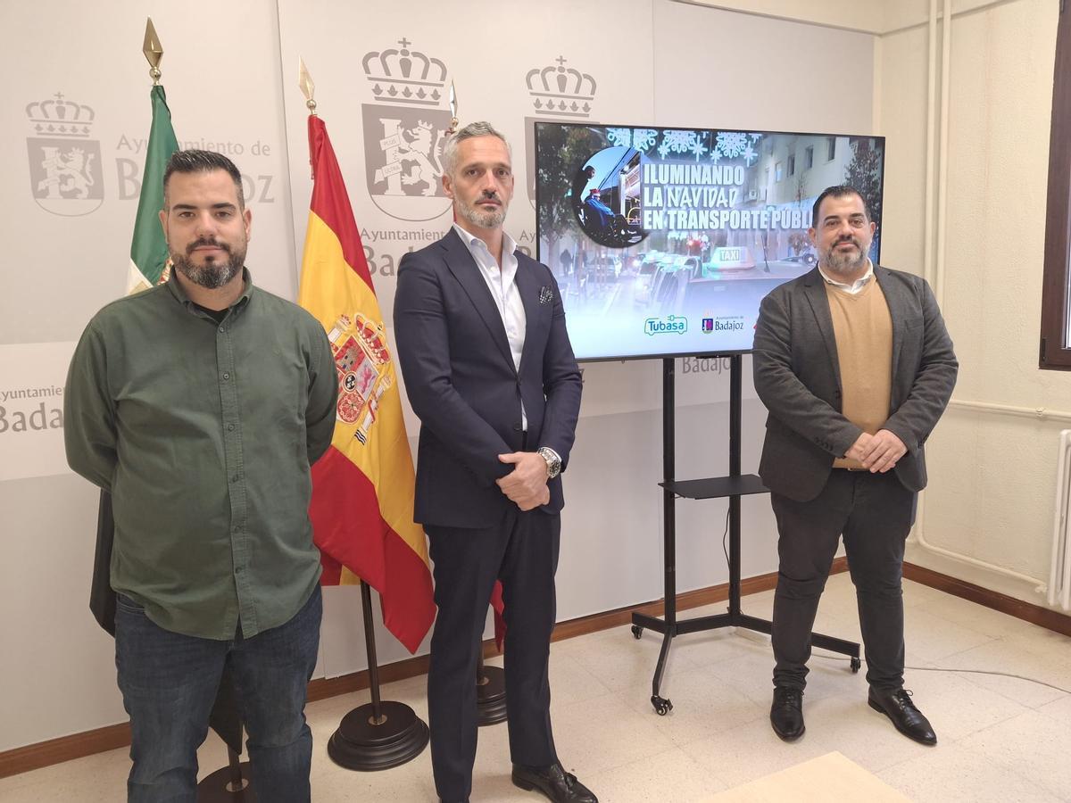 El presidente de Radio Taxi, el gerente de Tubasa y el concejal de Transportes en el ayuntamiento de Badajoz.
