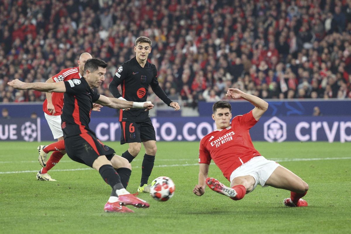 Lisbon (Portugal), 21/01/2025.- Benficas Antonio Silva (R) fights for the ball with Barcelonas Robert Lewandowski during their UEFA Champions League soccer match held at Luz Stadium in Lisbon, Portugal, 21 January 2025. (Liga de Campeones, Lisboa) EFE/EPA/MIGUEL A. LOPES