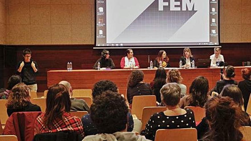 Numeroso público en el salón del actos del Museo Etnográfico para asistir a la mesa redonda.