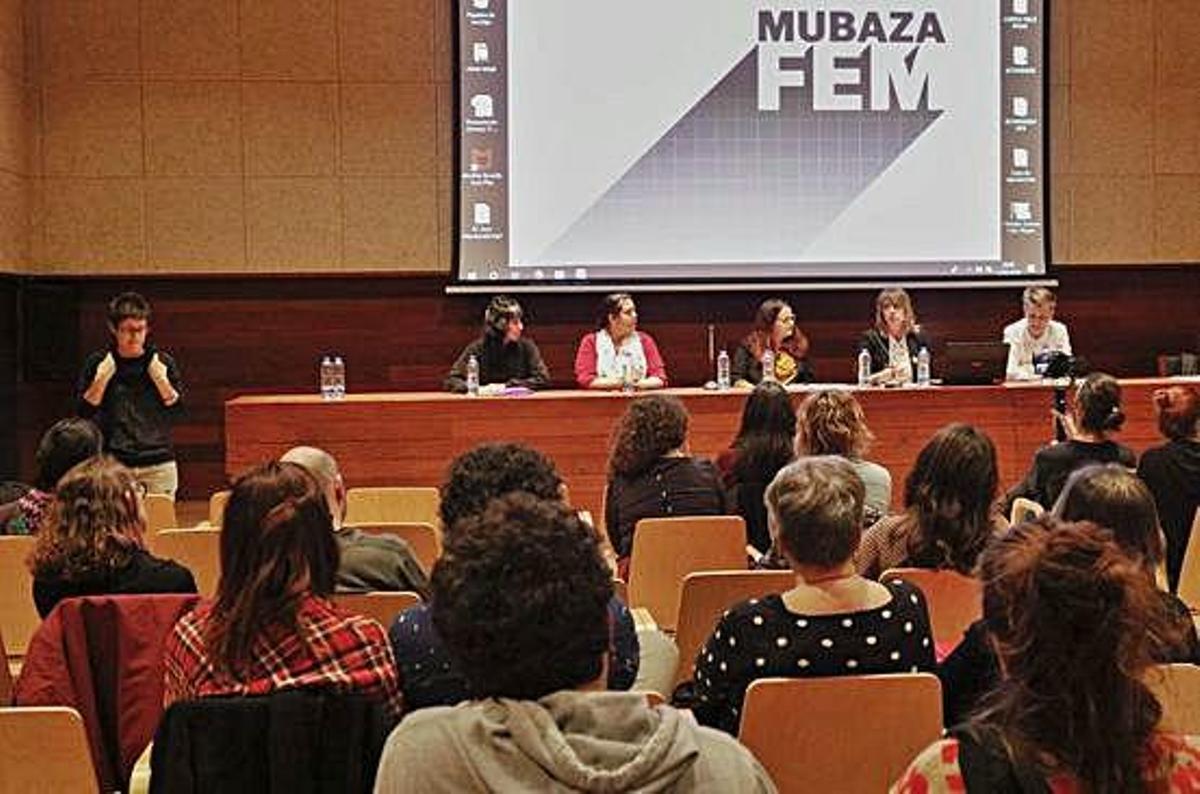 Numeroso público en el salón del actos del Museo Etnográfico para asistir a la mesa redonda.