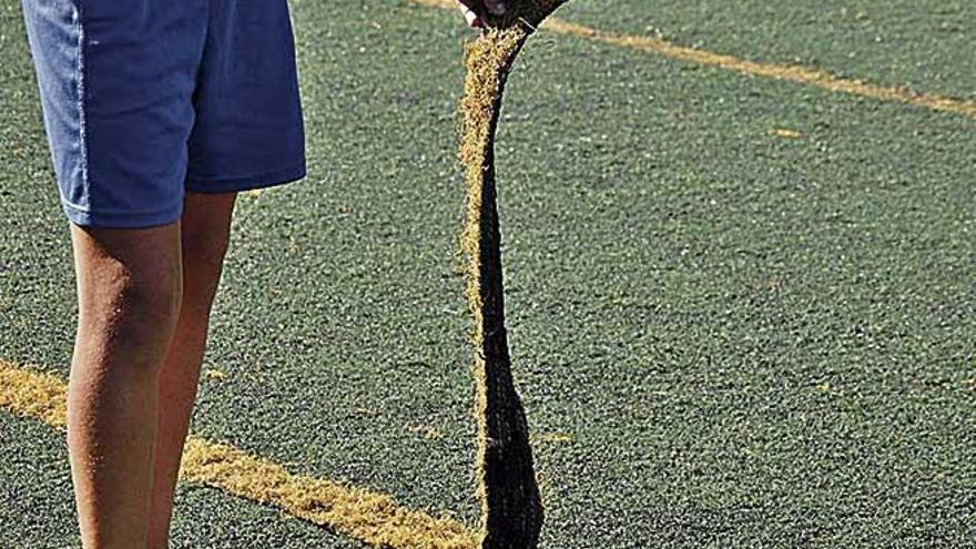 Un jugador muestra cÃ³mo la lÃ­neas de Son Caulelles se despegan.