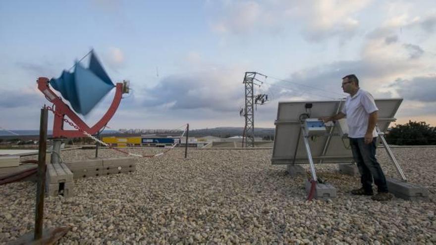 El aerogenerador y la placa solar, instalados a modo de prueba en la sede de Fempa.