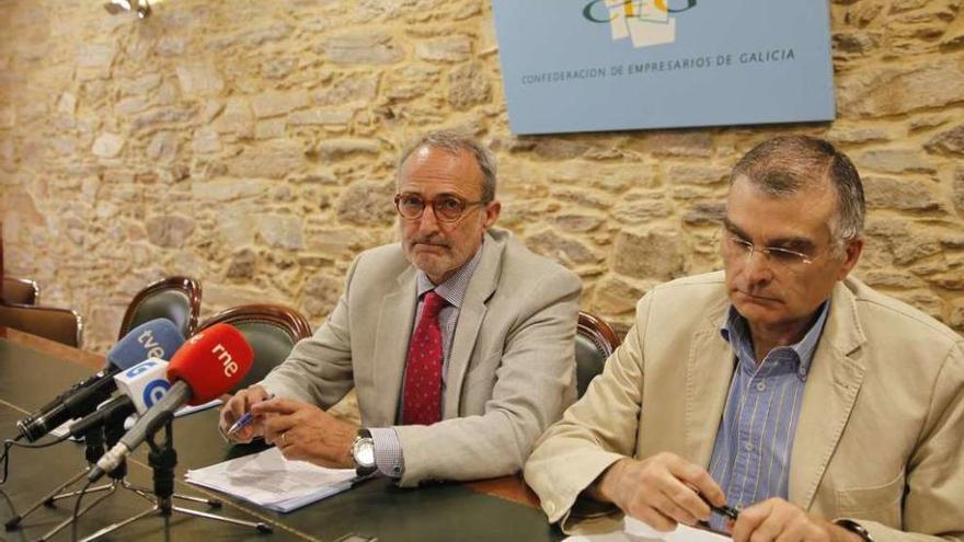 Antonio Dieter Moure (izda) y José Antonio Vázquez, ayer, en la sede de la CEG en Santiago. // Óscar Corral