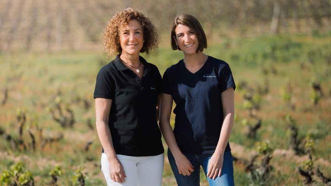 Carme Casacuberta i Carlota Pena, mare i filla i propietàries del celler Vinyes dOlivardots, a lEmpordà.