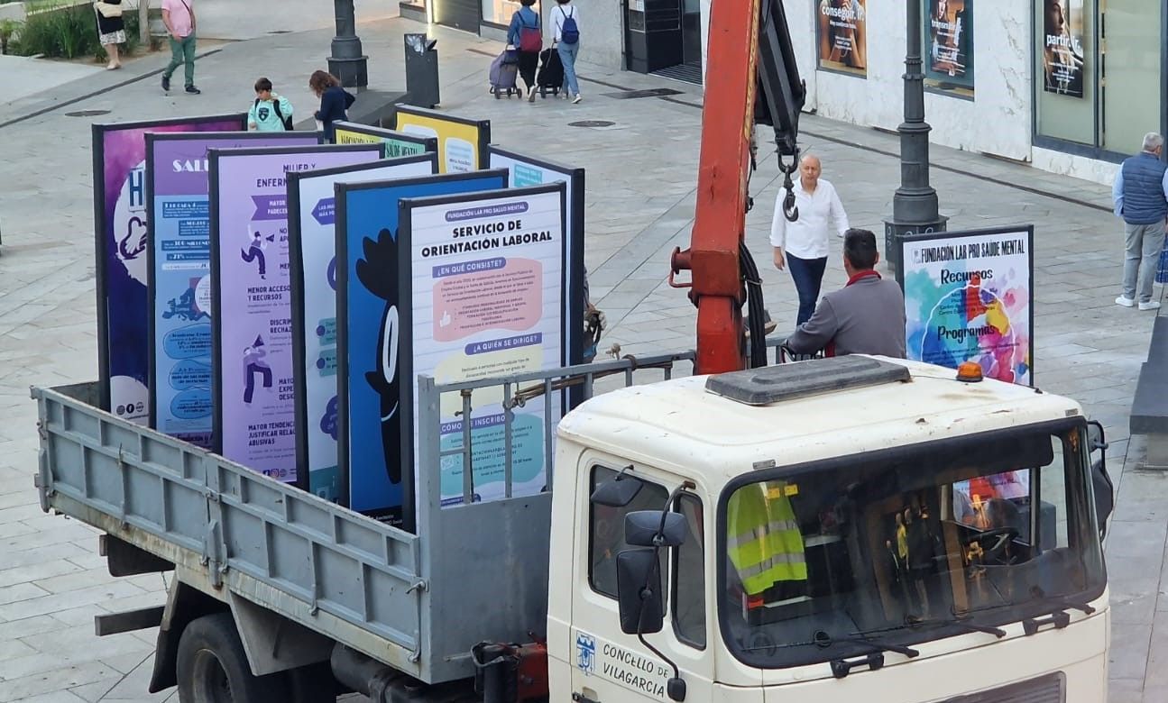 Así se montó la exposición de Lar Pro Saúde Mental, en la plaza de Galicia (Vilagarcía).