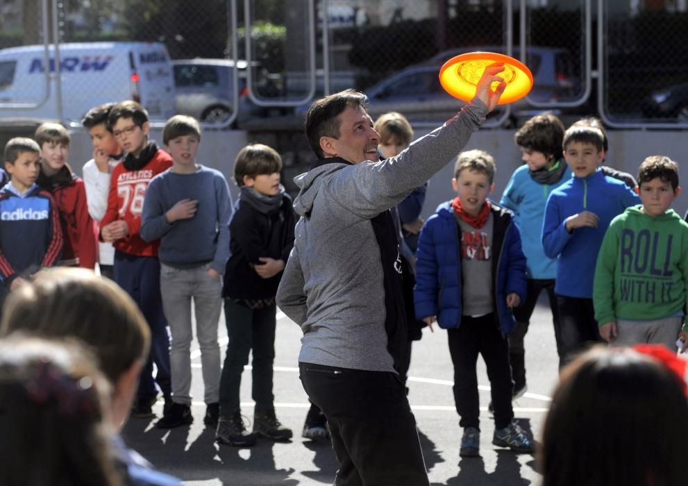 Exhibición de disc golf en al colegio La Gesta II