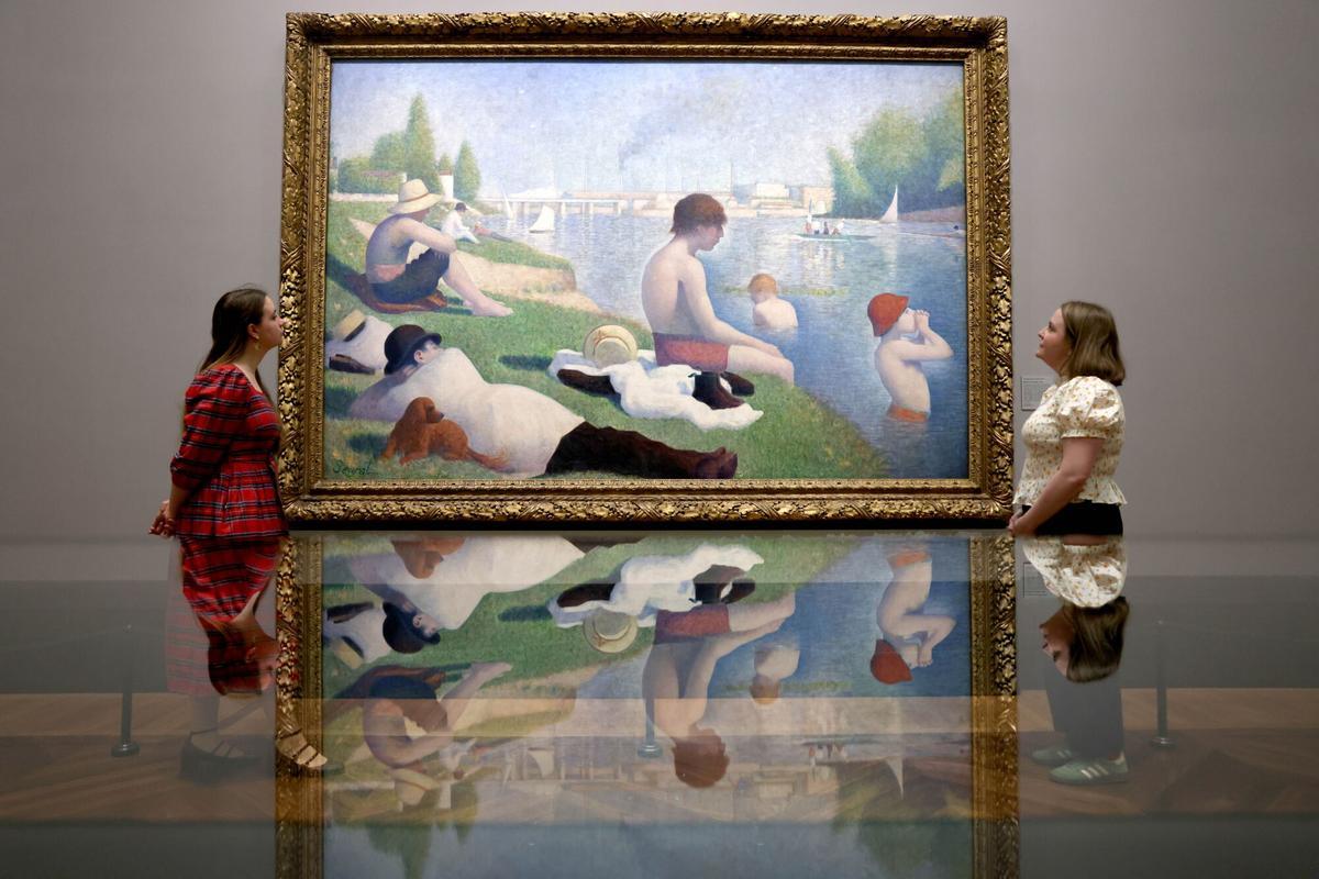El Ala Sainsbury, donde puede verse el clásico de Seurat 'un baño en Asnieres', reabre tras tres años de reforma en la National Gallery de Londres.