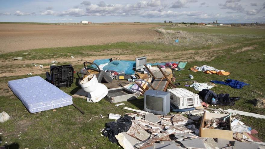 Montañas de basura y desperdicios se acumulan junto al polígono de los Llanos