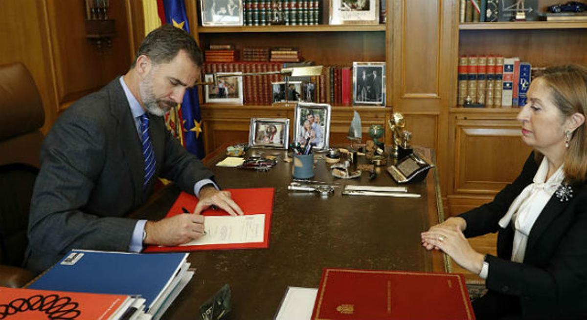 El Rei firma el decret del nomenament de Rajoy com a president del Govern.