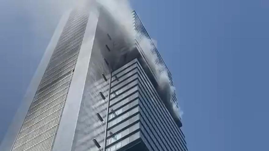 INCENDIO CUATRO TORRES MADRID | Un incendio obliga a desalojar una de las cuatro torres de Madrid: «Oímos una explosión»
