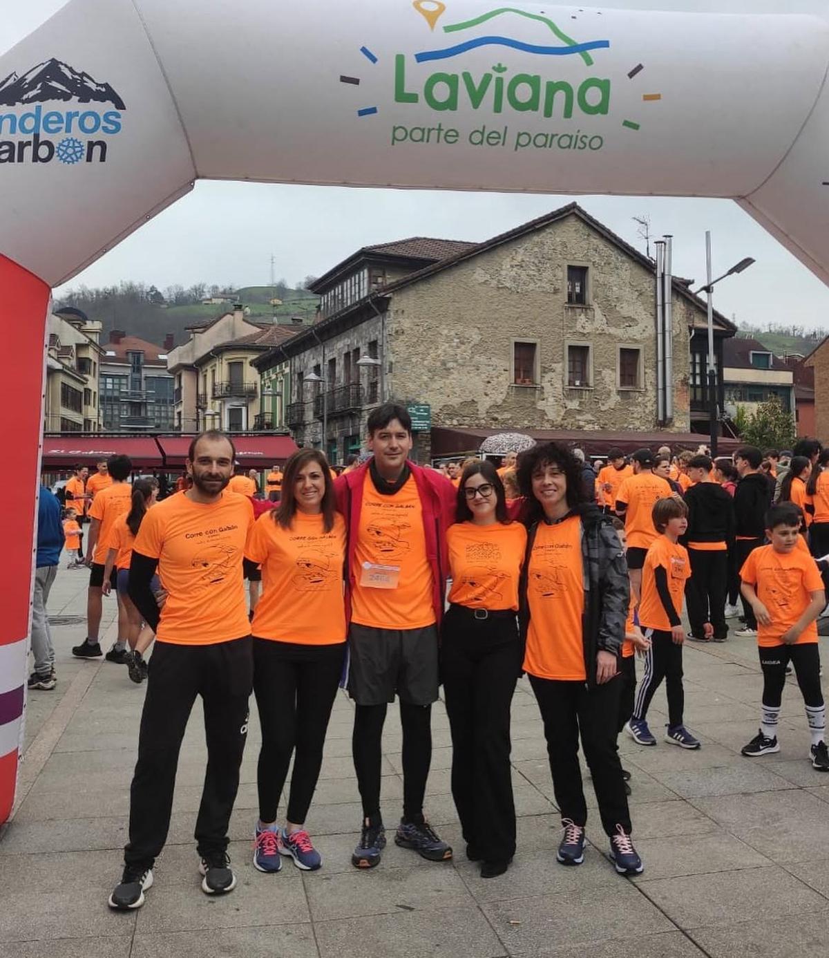 Borja Sánchez, consejero de Ciencia (en el centro), en la marcha del pasado año en Laviana.