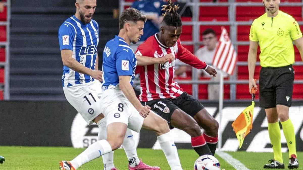 Lance de un encuentro encuentro entre el Athletic y el Alavés, el equipo con menos puntería de LaLiga.