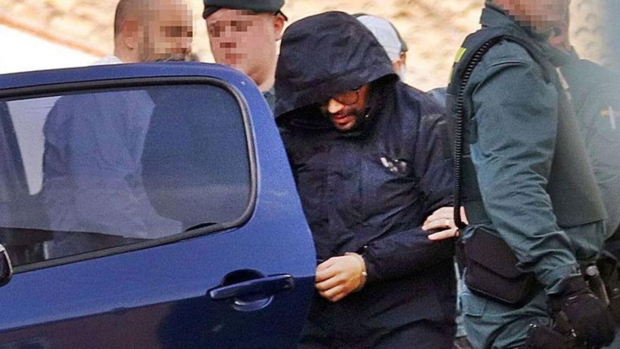 Jorge Ignacio P. J., en diciembre de 2019, saliendo esposado de la casa de Manuel donde mató a Marta. | VICENT M. PASTOR