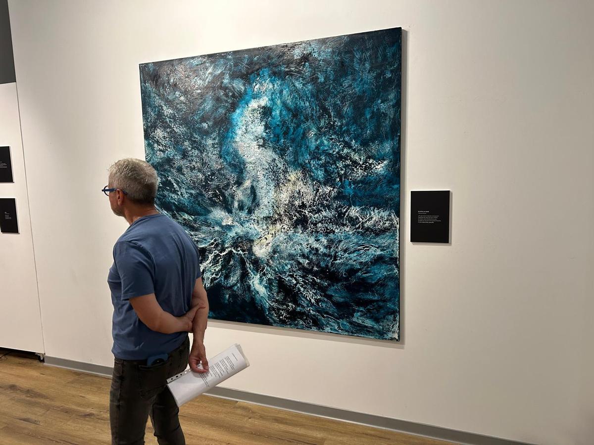 EN IMÁGENES: Inauguración en Villaviciosa de la muestra "La poesía y el mar" de Guillermo Simón
